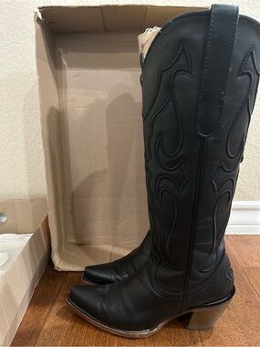 Corral Women’s tall black western boots snip toe